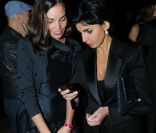 Rachida Dati montre sans doute des photos à Inés Sastre au Bal Jaune, le 21 octobre 2011