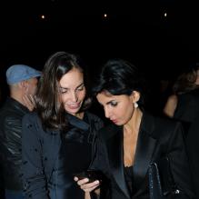 Rachida Dati montre sans doute des photos à Inés Sastre au Bal Jaune, le 21 octobre 2011