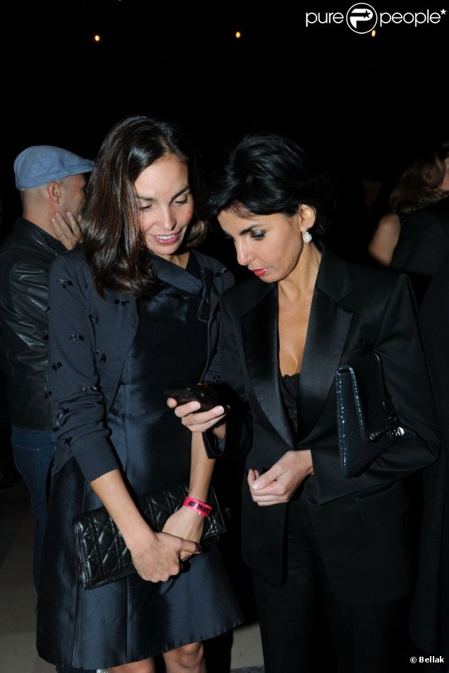 Rachida Dati montre sans doute des photos à Inés Sastre au Bal Jaune, le 21 octobre 2011