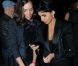 Rachida Dati montre sans doute des photos à Inés Sastre au Bal Jaune, le 21 octobre 2011