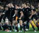 Les All Blacks, emmenée par Piri Weepu réalise leur fameux Haka lors de la Coupe du monde de rugby remportée 8-7 face aux Français le 23 octobre 2011 à Auckland