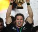 Le capitaine des Blacks Richie McCaw soulève la Coupe du monde de rugby après avoir résisté aux Français lors de la finale remportée 8-7 le 23 octobre 2011 à Auckland