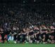 Les All Blacks, emmenée par Piri Weepu réalise leur fameux Haka lors de la Coupe du monde de rugby remportée 8-7 face aux Français le 23 octobre 2011 à Auckland