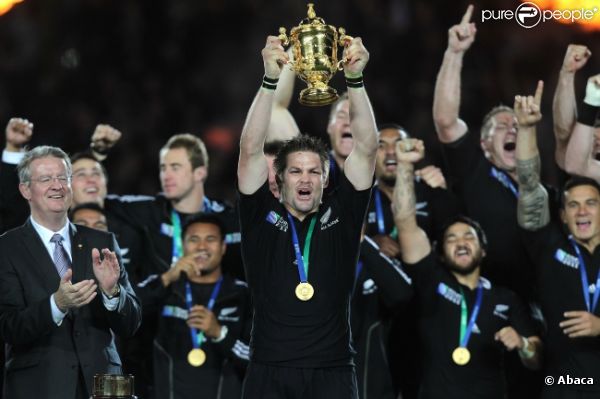 Les All Blacks et leur capitaine Richie McCaw ont remporté la Coupe du monde de rugby en résistant aux Français lors de la finale remportée 8-7 le 23 octobre 2011