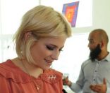 Pixie Lott se rend dans un centre hospitalier pour soutenir les adolescents atteints du cancer, mardi 25 octobre à Londres.