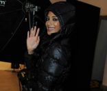 Nicole Scherzinger, tout sourire sur le shooting de la campagne publicitaire pour la collection Hiver 2012 de London Fog.<br />
