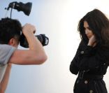 La chanteuse Nicole Scherzinger, face à l\'appareil photo lors du shooting des visuels publicitaires pour la collection hiver 2012 de London Fog.