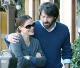Jennifer Garner, enceinte, lors d\'une balade et d\'un déjeuner romantique avec son mari Ben Affleck à Brentwood, Los Angeles, le 27 octobre 2011