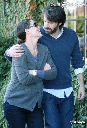 Un couple très complice : Jennifer Garner lors d'une balade et d'un déjeuner romantique avec son mari Ben Affleck à Brentwood, Los Angeles, le 27 octobre 2011