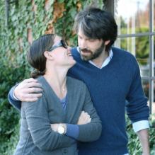 Un couple très complice : Jennifer Garner lors d'une balade et d'un déjeuner romantique avec son mari Ben Affleck à Brentwood, Los Angeles, le 27 octobre 2011