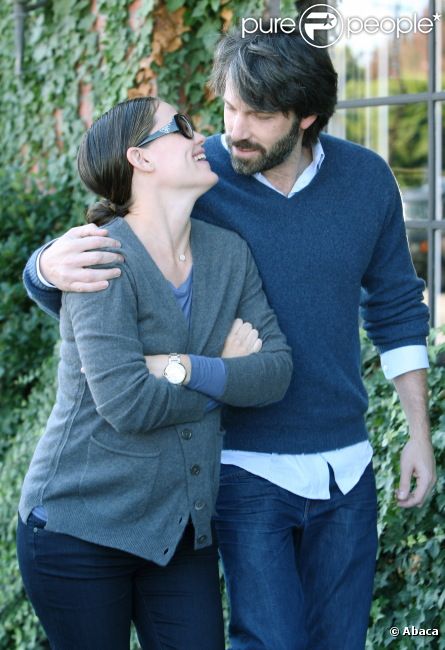 Un couple très complice : Jennifer Garner lors d'une balade et d'un déjeuner romantique avec son mari Ben Affleck à Brentwood, Los Angeles, le 27 octobre 2011