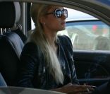La V.I.P Paris Hilton sur les route de Beverly Hills, une cigarette et son téléphone à la main. Le 27 octobre 2011.<br />