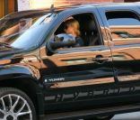 Paris Hilton dévale les rues de Beverly Hills avec son énorme 4x4 hybride. Le 27 octobre 2011.<br />