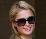 Paris Hilton, inséparable de son Blackberry Torch blanc, se rend à son bureau. Beverly Hills, le 27 octobre 2011.<br />