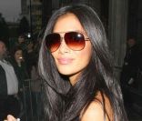 Nicole Scherzinger signe quelques autographes avant de quitter la station BBC One Radio. Londres, le 28 octobre 2011.