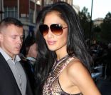 Nicole Scherzinger, très lookée et amincie, à sa sortie de la station BBC One Radio. Londres, le 28 octobre 2011.