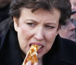 Roselyne Bachelot savoure la galette des rois, en février 2011 à Bordeaux ! C'est maintenant fini !  