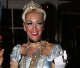 Gwen Stefani : Une divine Cendrillon auprès d'Emma Roberts en soubrette sexy