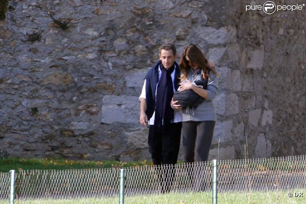 Nicolas et Carla Sarkozy et leur petite Giulia à La Lanterne, le 31 octobre 2011