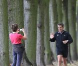Nicolas Sarkozy fait son jogging dans les allées du château de Versailles, le 30 octobre 2011... Il est photographié par une joggeuse. Quelle star !<br />