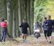 Nicolas Sarkozy rencontre une fan en faisant son jogging dans les allées du château de Versailles, le 30 octobre 2011