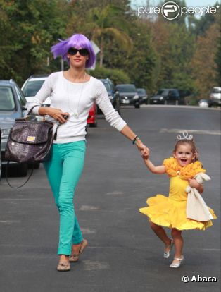 Alessandra Ambrosio et sa petite Anja : déguisées, elles se rendent à une fête d'Halloween chez des amis à Los Angeles le 30 octobre 2011