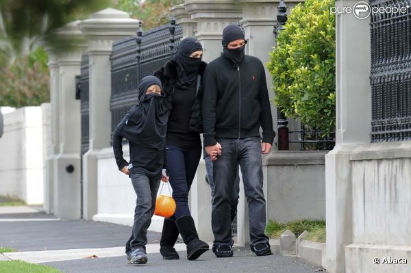 Elizabeth Hurley, son fils Damian et son fiancé Shane Warne dans les rues de Melbourne, le 30 octobre 2011.