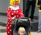 Naomi Watts et son fils Samuel en balade à New York le 31 octobre 2011, déguisés pour Halloween