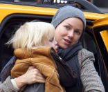 Naomi Watts avec son fils Samuel à New York le 31 octobre 2011