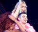 Britney Spears offre un lap dance à Joe Jonas lors de son concert, au stade de Wembley, à Londres, le 31 octobre 2011