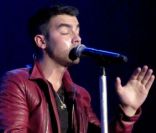 Joe Jonas chante lors du concert de Britney Spears, au stade de Wembley, à Londres, le 31 octobre 2011