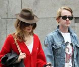 Macaulay Culkin se promène avec une amie dans les rues de New York le 11 octobre 2011