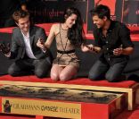 Robert Pattison, Kristen Stewart et Taylor Lautner déposent leurs empreintes du Grauman's Chinese Theater de Los Angeles, le 3 novembre 2011.