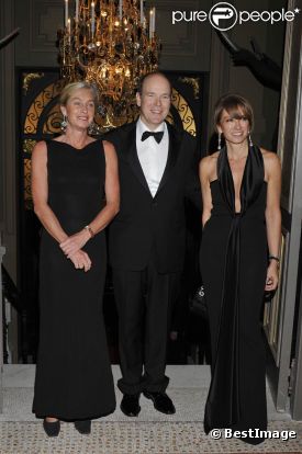 Le prince Albert de Monaco, entouré de la directrice Domitille Lagourgue et de la présidente Anne-Marie Fissore, célébrait jeudi 3 novembre 2011 le 20e anniversaire de l'association monégasque Mission Enfance, dont il est le président d'honneur, à l'opéra Garnier. 