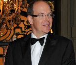 Le prince Albert de Monaco célébrait jeudi 3 novembre 2011 le 20e anniversaire de l'association monégasque Mission Enfance, dont il est le président d'honneur, à l'opéra Garnier.