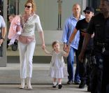 Keith Urban et Nicole Kidman avec leurs filles Faith et Sunday en juillet 2011 à l\'aéroport LAX de Los Angeles<br />