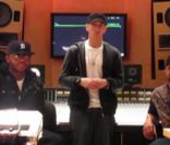 Eminem reçoit le MTV Europe Music Award dans la catégorie Best Hip-Hop, dimanche 6 novembre 2011. Etant absent pour recevoir son prix, il a enregistré un message de remerciement.