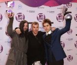Jared Leto et son groupe 30 Seconds to mars posent avec leurs trophées dans la press room des MTV Europe Music Awards, à Belfast, le 6 novembre 2011.
