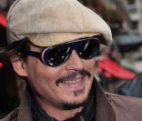 Johnny Depp sort de l\'hôtel Plaza Athene à Paris pour Rhum Express le 8 novembre 2011.