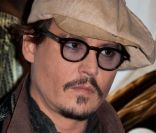 Johnny Depp tout sourire à Paris pour Rhum Express le 8 novembre 2011.