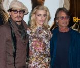Johnny Depp, Amber Heard et Bruce Robinson à Paris pour Rhum Express le 8 novembre 2011.