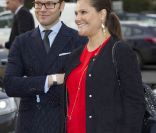 La princesse Victoria, sa grossesse vêtue de rouge, et le prince Daniel au second jour de leur visite dans le comté de Västernorrland, le 8 novembre 2011. La princesse héritière a notamment découvert le travail du fer à la Träakademin.