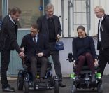 La princesse Victoria et le prince Daniel en plein course en fauteuil électrique dans le comté de Västernorrland, le 7 novembre 2011. 