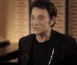 Johnny Hallyday rend hommage à Gilbert Bécaud dans l'album Bécaud, Et maintenant, attendu le 5 décembre 2011.