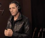 Julien Clerc rend hommage à Gilbert Bécaud dans l'album Bécaud, Et maintenant, attendu le 5 décembre 2011.