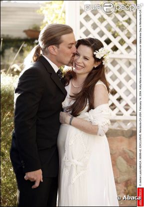 Le 14 février 2004, Holly Marie Combs épousait David Donoho, enceinte de leur premier enfant. Après sept ans de mariage et trois fils, la comédienne a demandé le divorce le 11 novembre 2011.