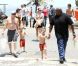 Jamie Spears et un garde du corps conduisent Sean Preston et Jayden James, enfants de Britney Spears, sur la plage d'Ipanema, à Rio de Janeiro au Brésil, le vendredi 11 novembre 2011.