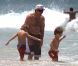 Jamie Spears, papa de Britney Spears, et ses petits-fils Sean Preston et Jayden James s'amusent sur la plage d'Ipanema, à Rio de Janeiro au Brésil, le vendredi 11 novembre 2011.