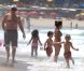 Sean Preston et Jayden James s'amusent sur la plage d'Ipanema, à Rio de Janeiro au Brésil, le vendredi 11 novembre 2011.