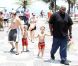 Jamie Spears et un garde du corps conduisent Sean Preston et Jayden James, enfants de Britney Spears, sur la plage d'Ipanema, à Rio de Janeiro au Brésil, le vendredi 11 novembre 2011.